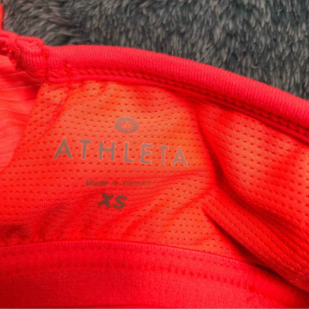 ***SOLD***Women’s Athleta workout athletic tank - Picture 11 of 12